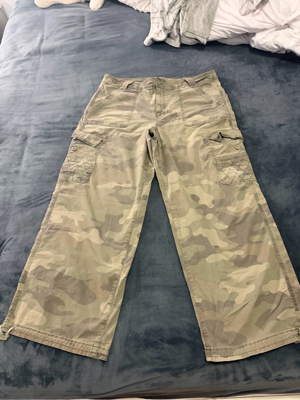 American Eagle Outfitters Women’s Camo Cargo Pants in Olive Green